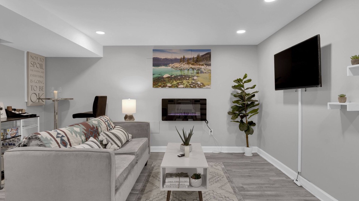 Northeast Apartment | Cozy Modern Beautiful Studio+Parking. Walk to DC Metro. Perfect for Long Stays!