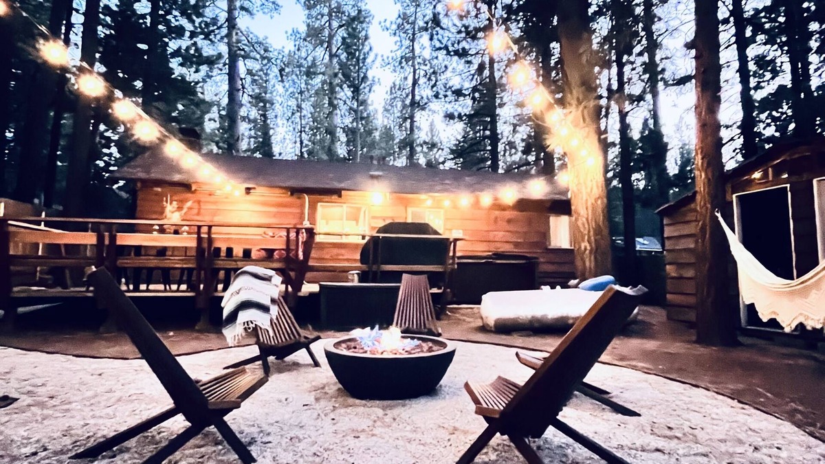 Big Bear Lake Cabin | Cozy Modern Cabin Retreat Couples & Family Escape 1mi to the lake Spa Firepit