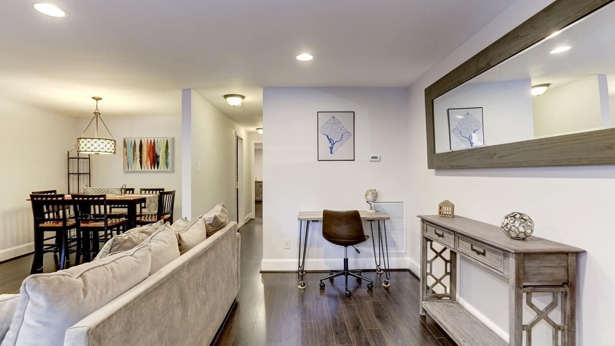 Southeast Apartment | Cozy Modern Capitol Hill apartment, 2 blocks to Metro, Walk to Attractions
