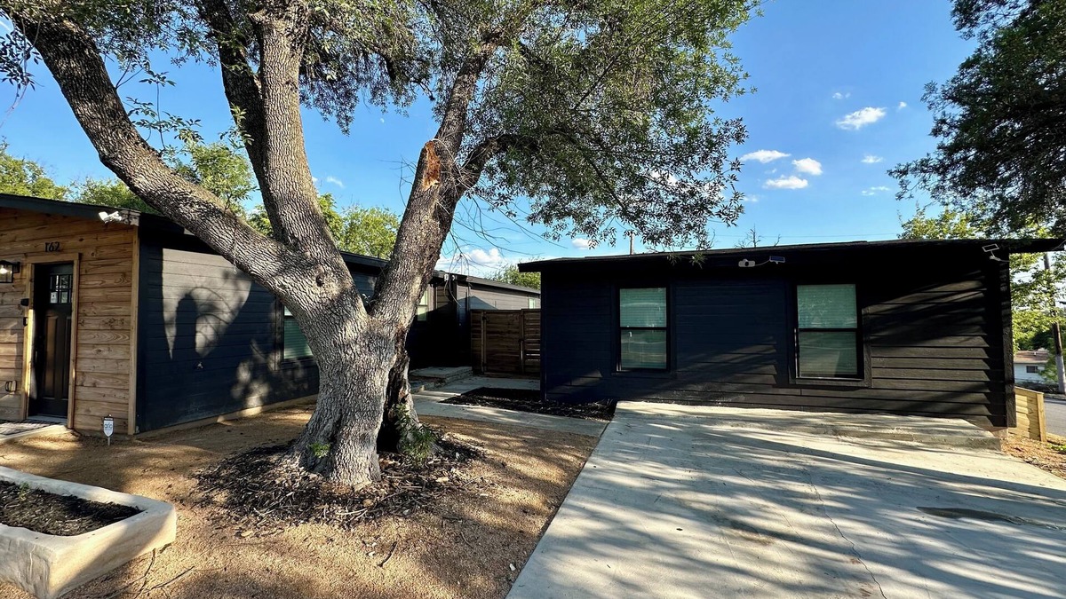 Southside Cottage | Cozy Modern Casita Getaway Near Lackland AFB