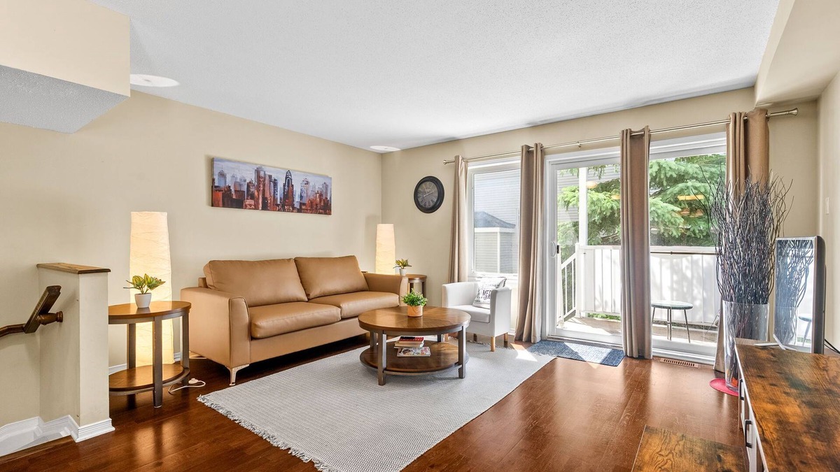 Ledbury - Heron Gate - Ridgemont - Elmwood Condo | Cozy modern condo 15 mins from DT | Free Parking | Patio