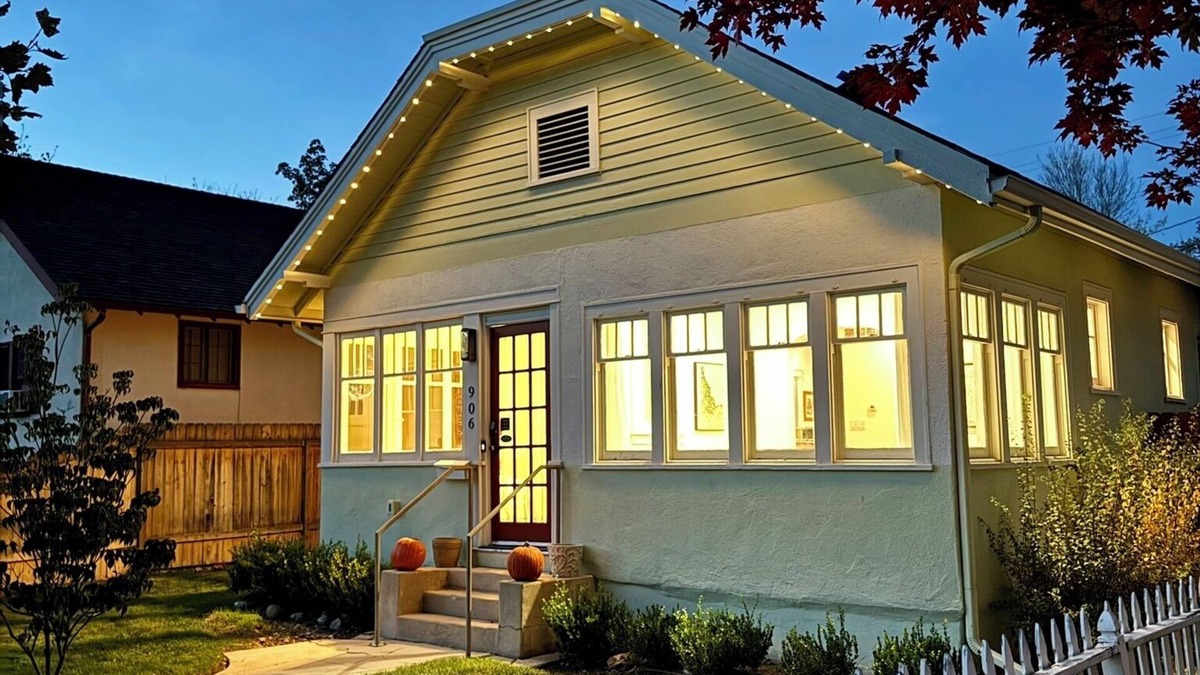 East End House | Cozy Modern Cottage in the heart of the historic district! Walk everywhere!