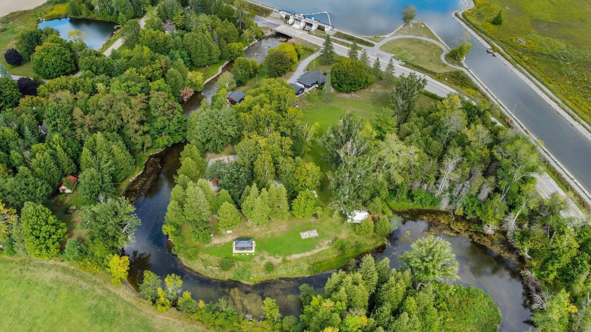 Brock Cabin | Cozy modern Cottage on the Talbot River in beautiful park like setting