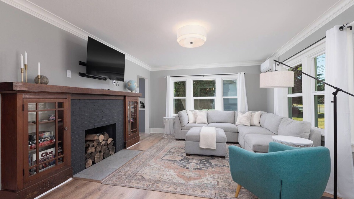 Puyallup House | Cozy Modern Craftsman w/Hot Tub + Yard
