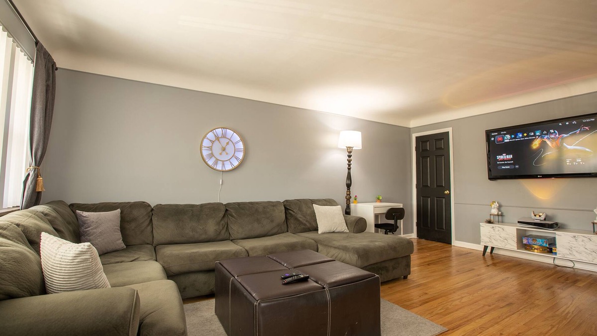 Mount Saint Joseph House | Cozy, Modern Escape; PlayStation 5 and King Suite