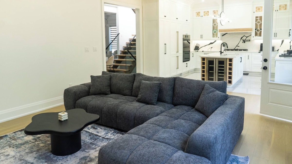 Scarborough House | Cozy Modern Family Home | 5 Bed | 5 Bath | Close to Bluffs and Downtown!