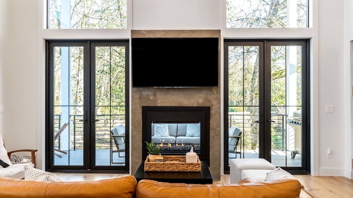 Tanner House | Cozy Modern Farmhouse on the river