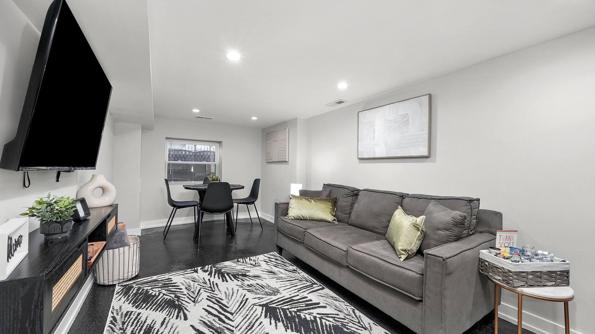 Albany Park Apartment | Cozy, Modern Garden Unit
