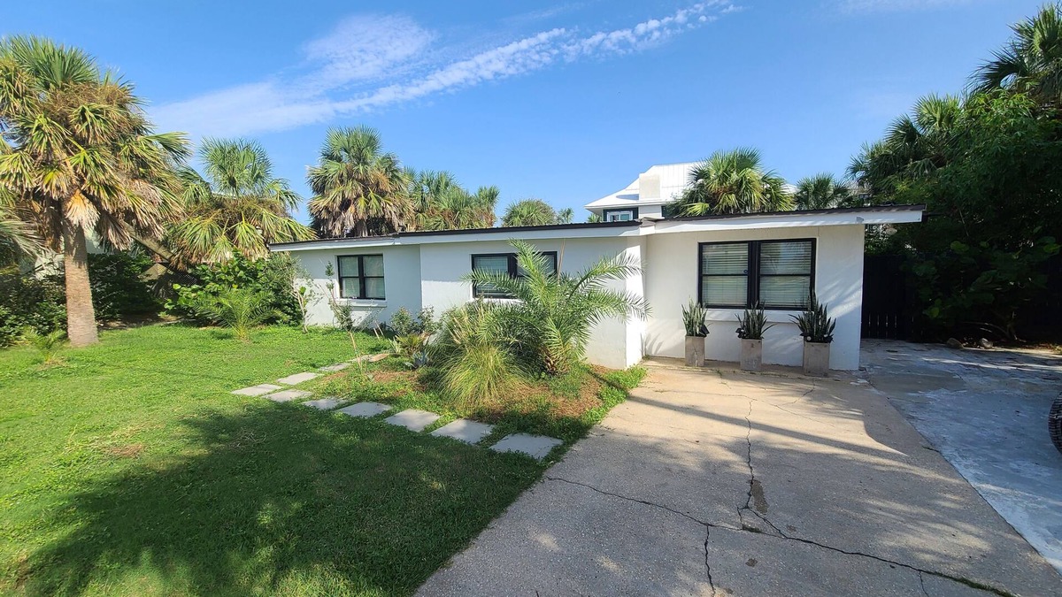 Villa Primera House | Cozy, Modern House-quick walk to the beach! NO STAIRS TO CLIMB