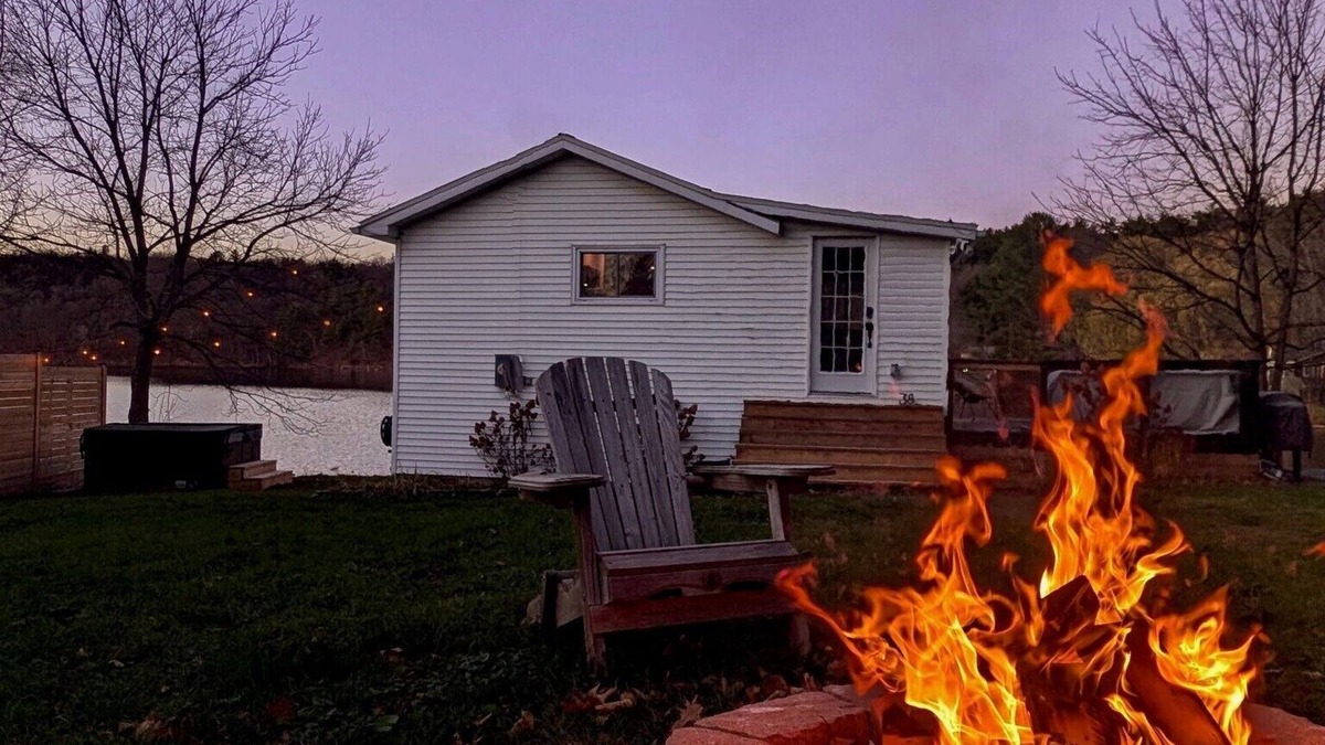 Rideau Lakes House | Cozy Modern Lake House w/Hot Tub! Pet friendly.
