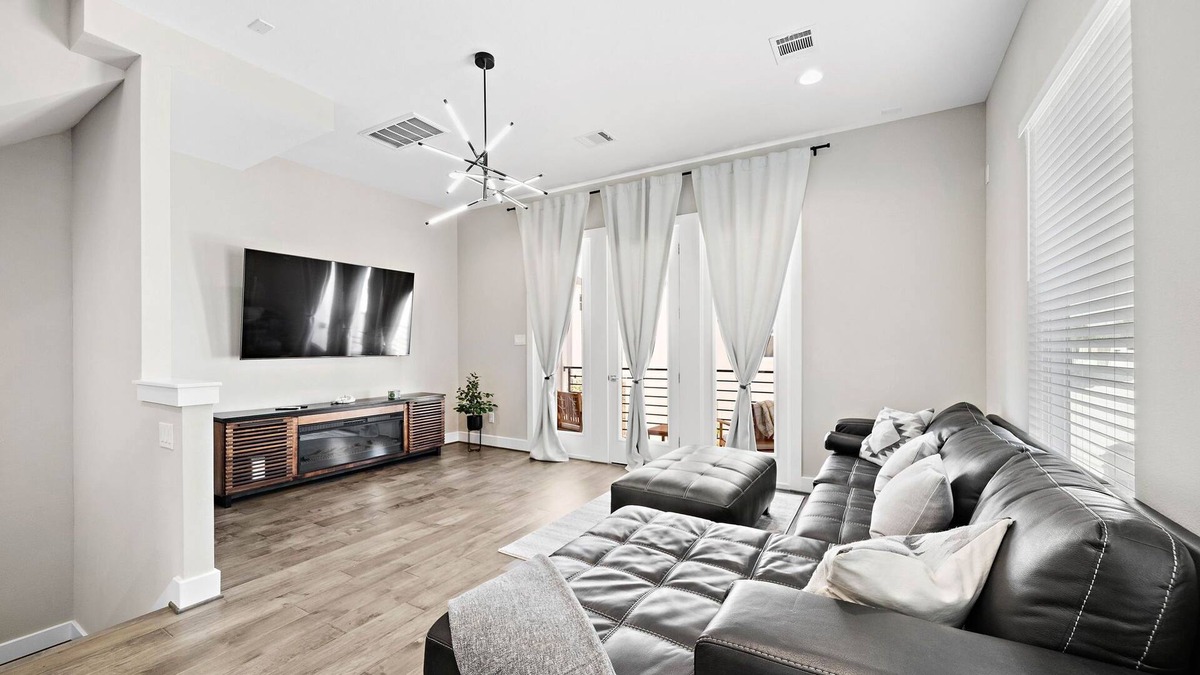 Spring Branch East House | Cozy Modern Private Room For Rent in the heart of Houston