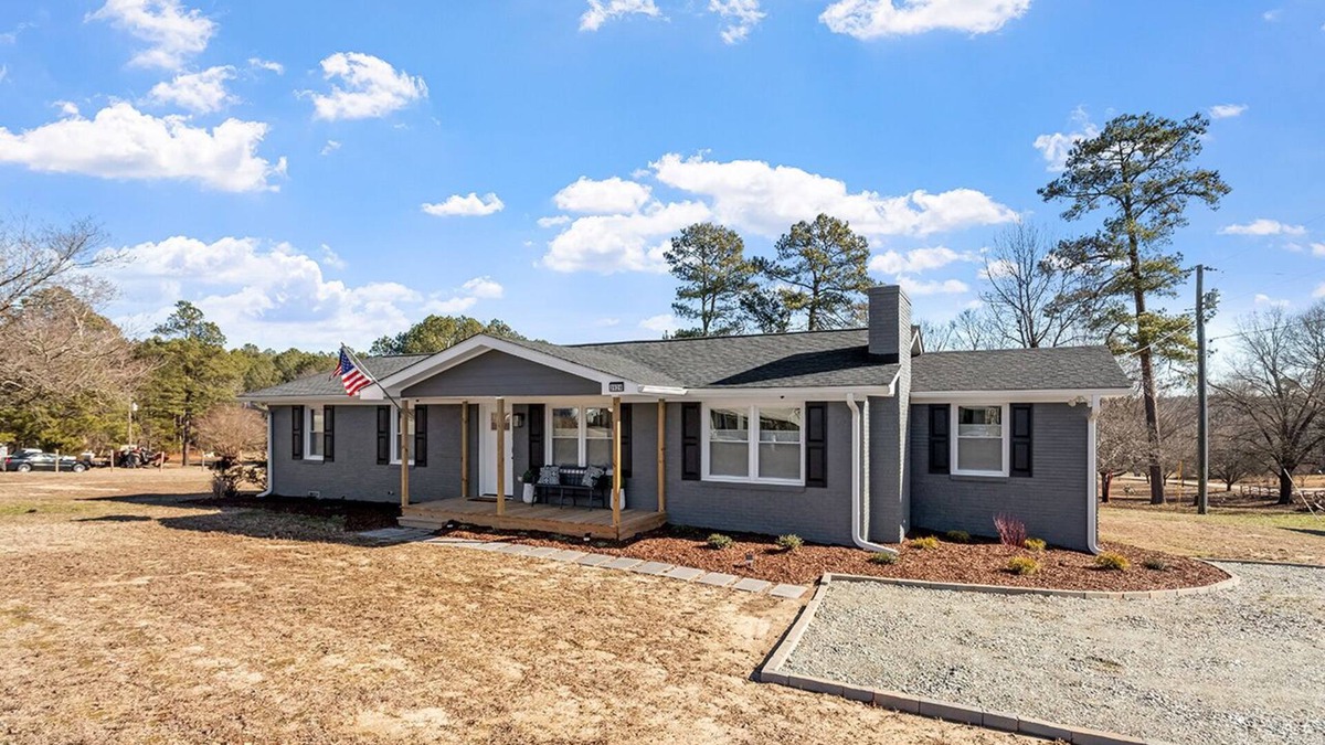 Wake Forest House | Cozy Modern Ranch | King Bed Gig WiFi Firepit – Easy Check In/out -Prof Mgnt