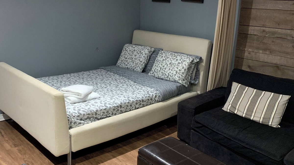 Upper Beaches Apartment | "Cozy & Modern Studio Retreat – Your Perfect Home Away from Home!"