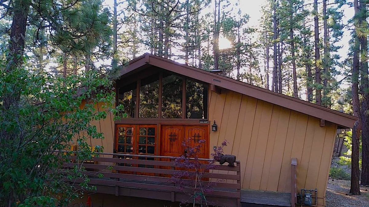 Big Bear House | Cozy Mountain Cabin - Close to All with Free Wifi