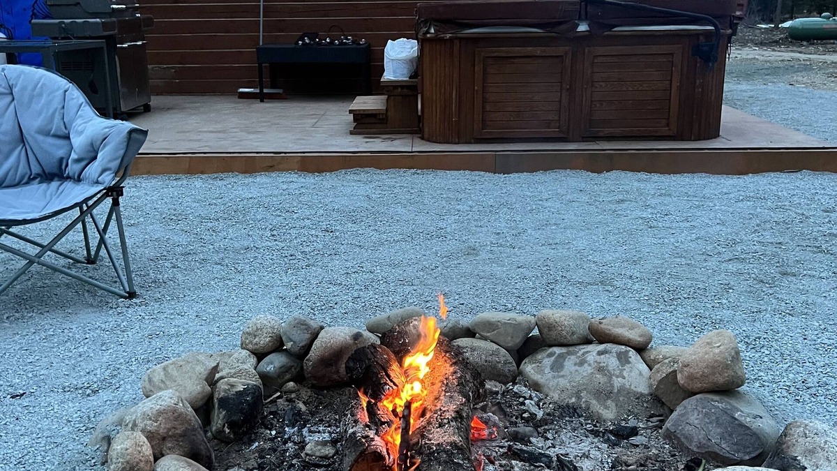 Fauquier Cabin | Cozy mountain cabin with private hot tub