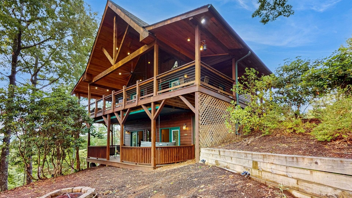 Murphy House | Cozy mountain cabin with hot tub, fire pit & stunning views