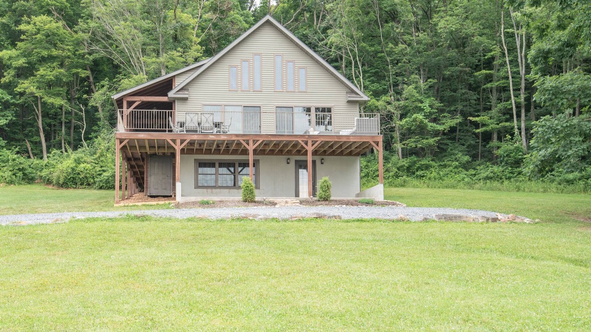 Everett Cabin | Cozy mountain escape/4 bdrm2bath/10mi to Bedford Springs/PickleBall & Basketball