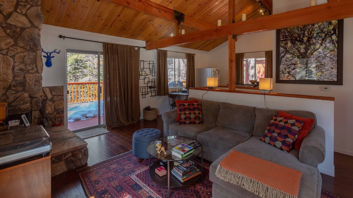 Arrowbear Lake Cabin | Cozy Mountain Getaway in Arrowbear Lake, minutes from ski resorts. Pet-Friendly!