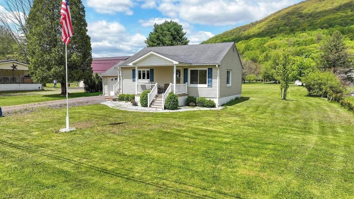 Jamison City House | Cozy Mountain Getaway - Near Rickett’s Glen