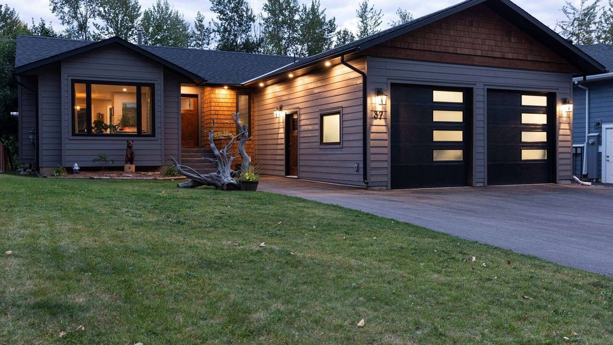 East Kootenay House | Cozy mountain home with hot tub, backing onto trails and the river(pet-friendly)