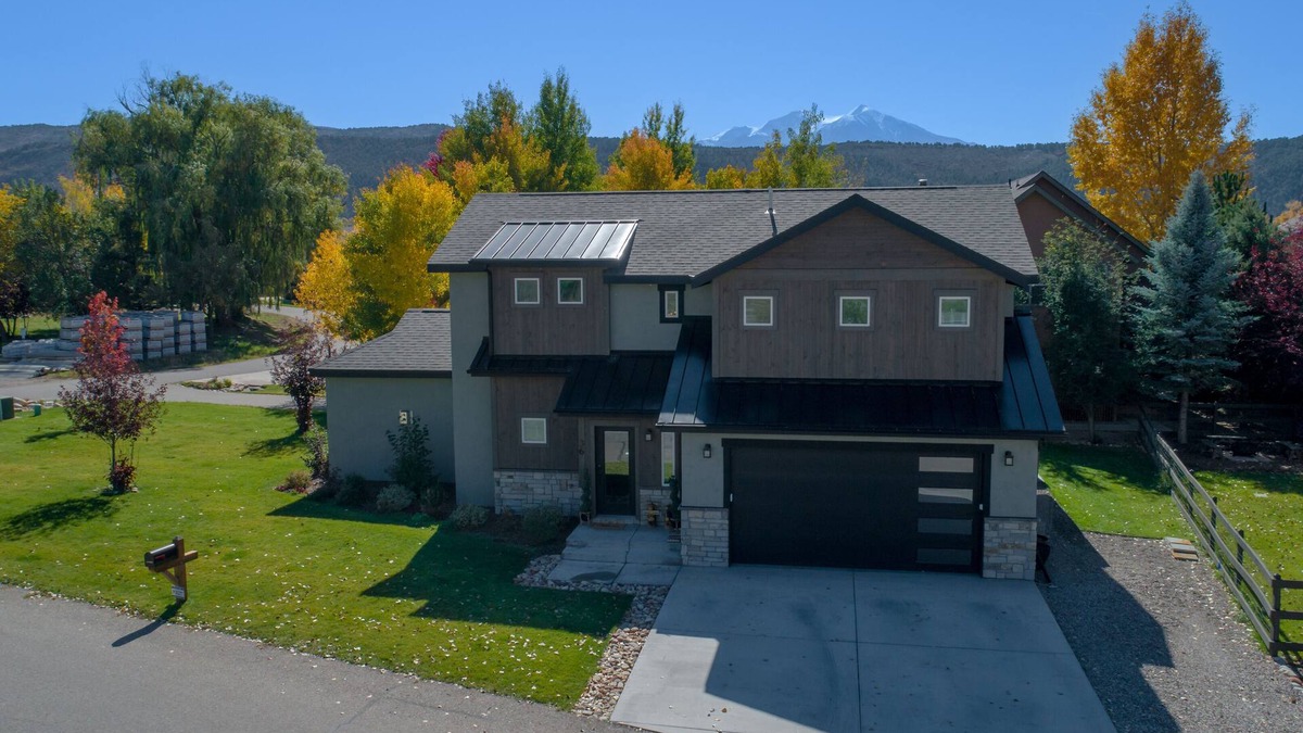 Carbondale House | Cozy Mountain Retreat! Golf, Fish,Hot Tub, Pet Friendly, 30 miles to Aspen!