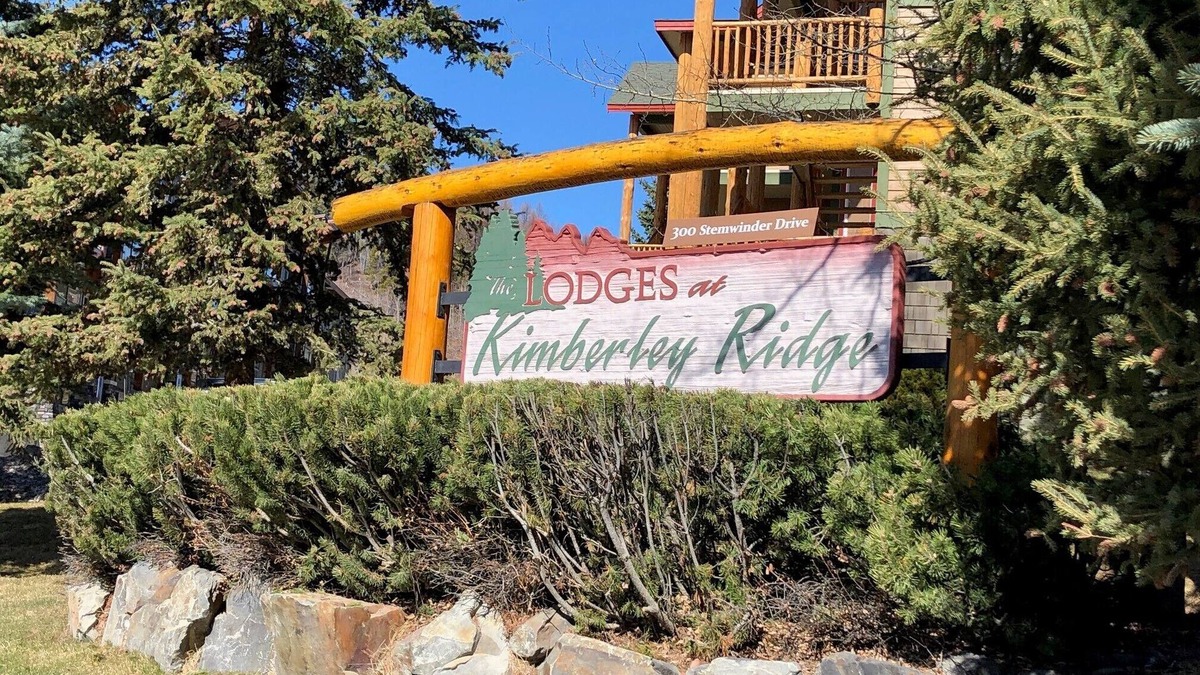 East Kootenay Condo | Cozy Mountain Retreat with Hot tub!