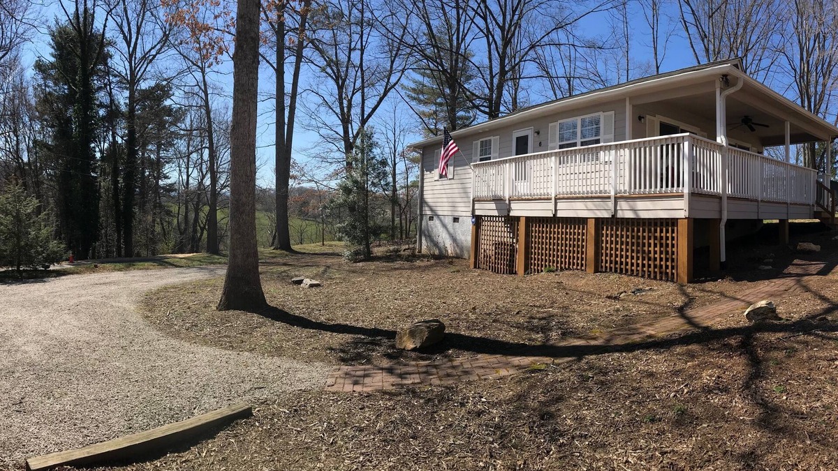 Asheville House | Cozy mountain retreat. Convenient to downtown.