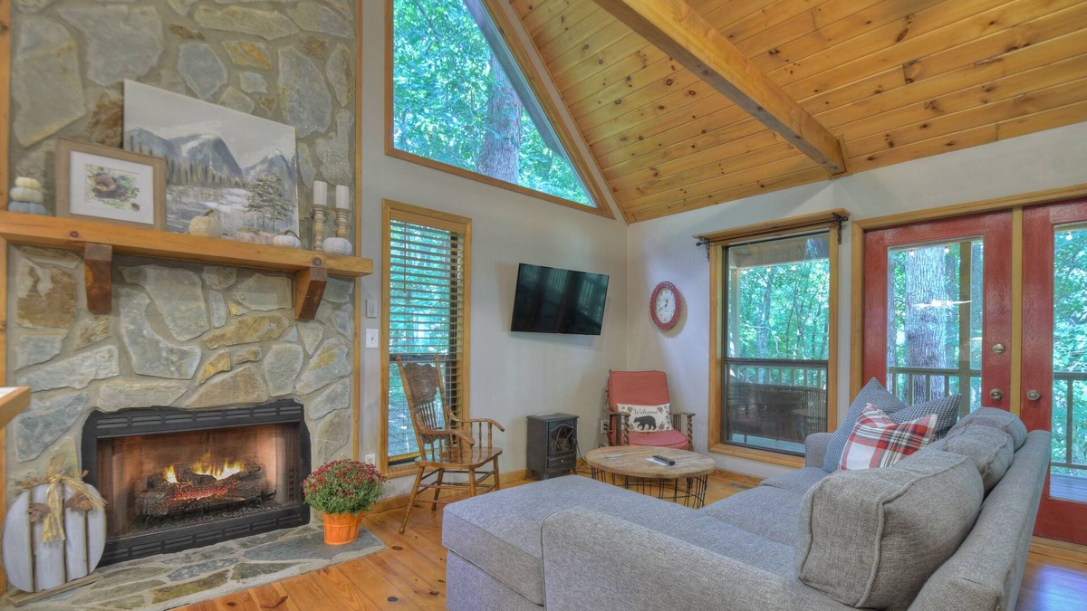 Walnut Mountain House | Cozy Mountain Retreat with Hot Tub, Wifi, and Community Amenities!