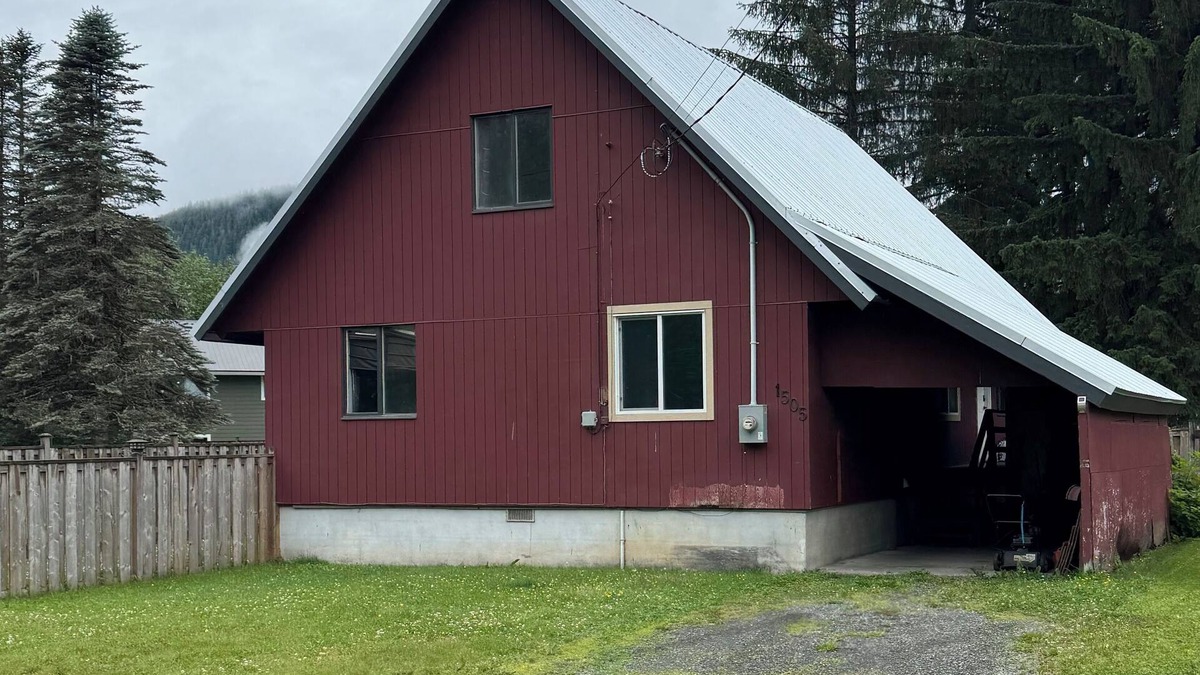 Stewart House | Cozy Mountain View Home with Fenced Back yard and Fire Pit.