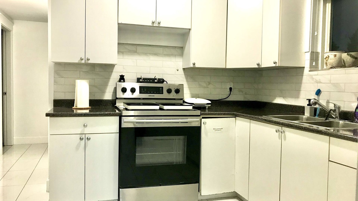 Delta House | Cozy n beautiful 2 bedroom suite -10 min from the beach!