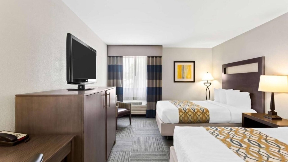 Naperville Hotel | Cozy Naperville Stay – Free Breakfast & Parking Near Downtown!