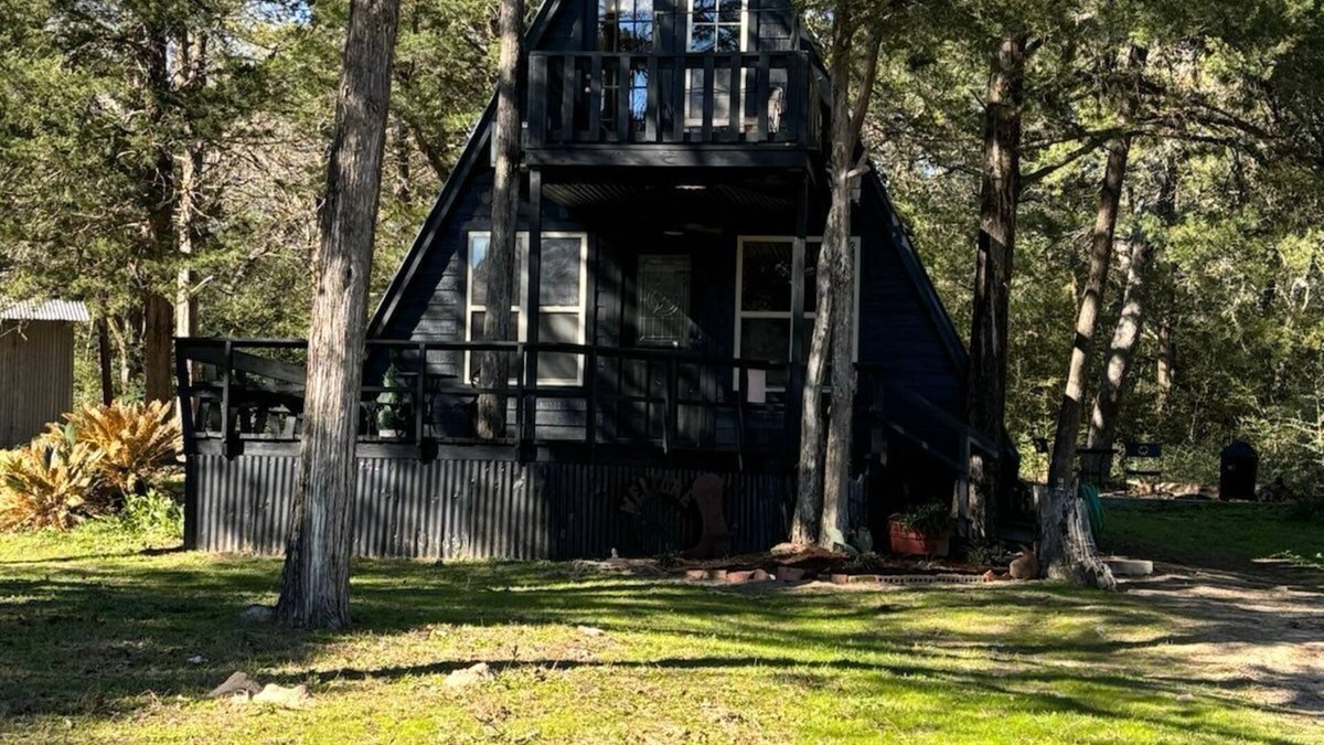 New Ulm Cabin | Cozy nature cabin in charming New Ulm with AC
