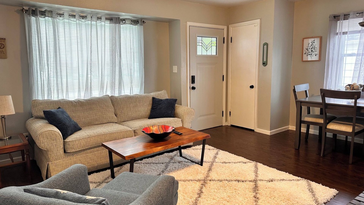 Toledo House | Cozy,near Zoo,UTMC,DT Toledo,Walk trail. Working travelers/families/dogs.