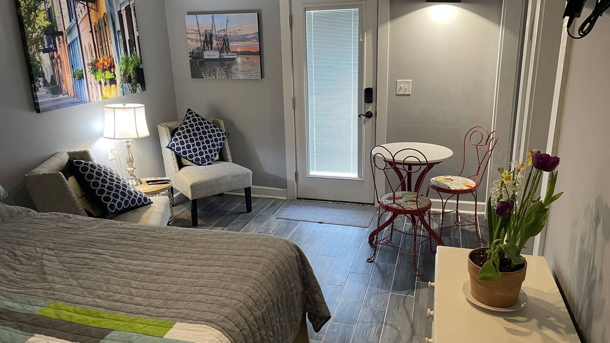 Mount Pleasant Apartment | Cozy Neighborhood One Bedroom. Minutes to the beach and downtown Charleston.