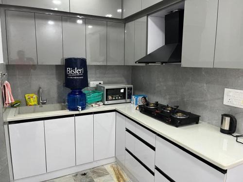 Jangpura Apartment | Cozy nest 2bhk by LWB