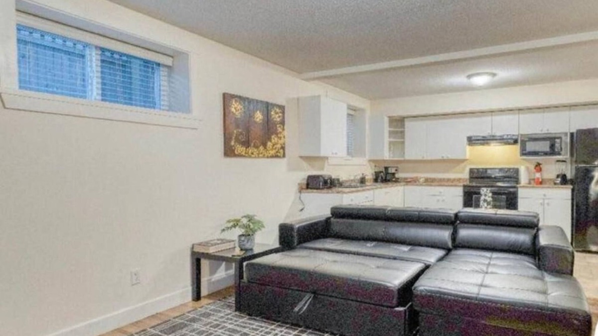 South Newton House | Cozy Nest-In Basement Suite