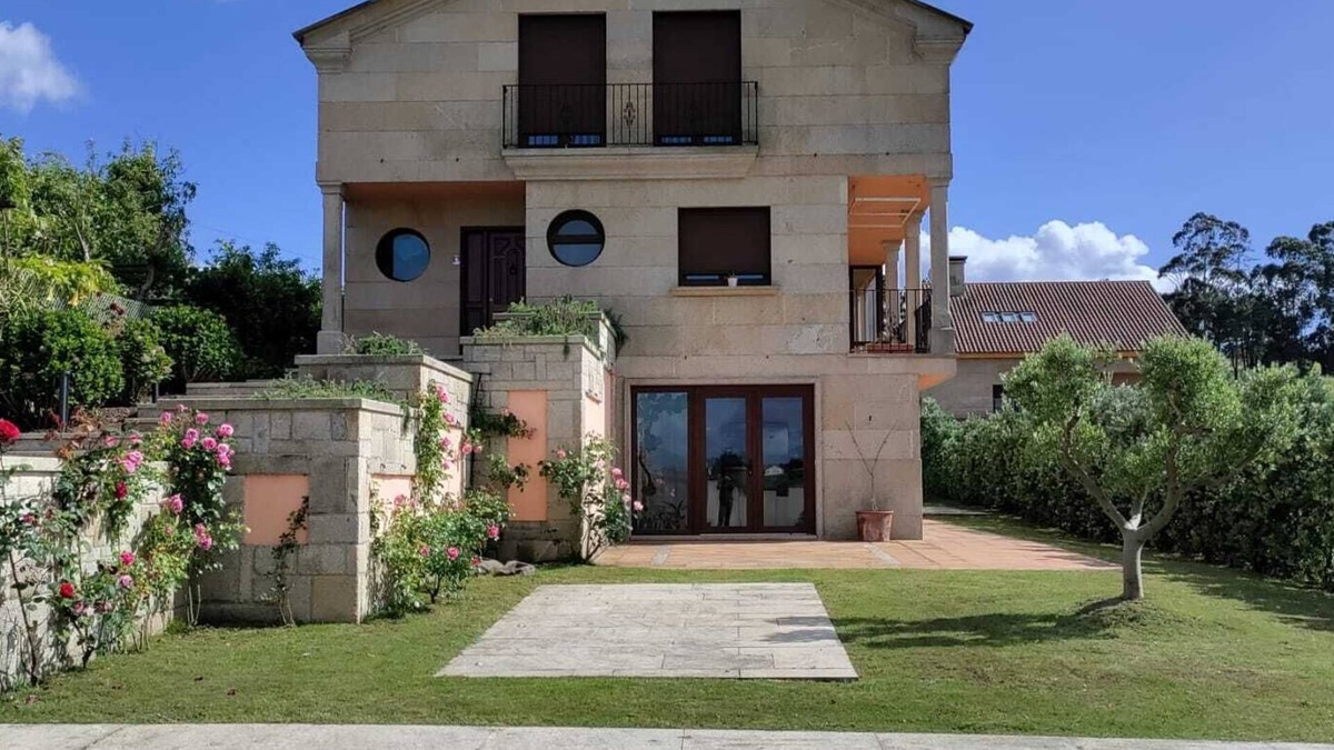 Coiron House | Cozy Nest w/private garden next to vineyards and great wineries