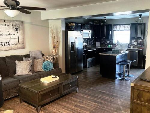 Nashville Villa | Cozy Nest: Where Love Blossoms