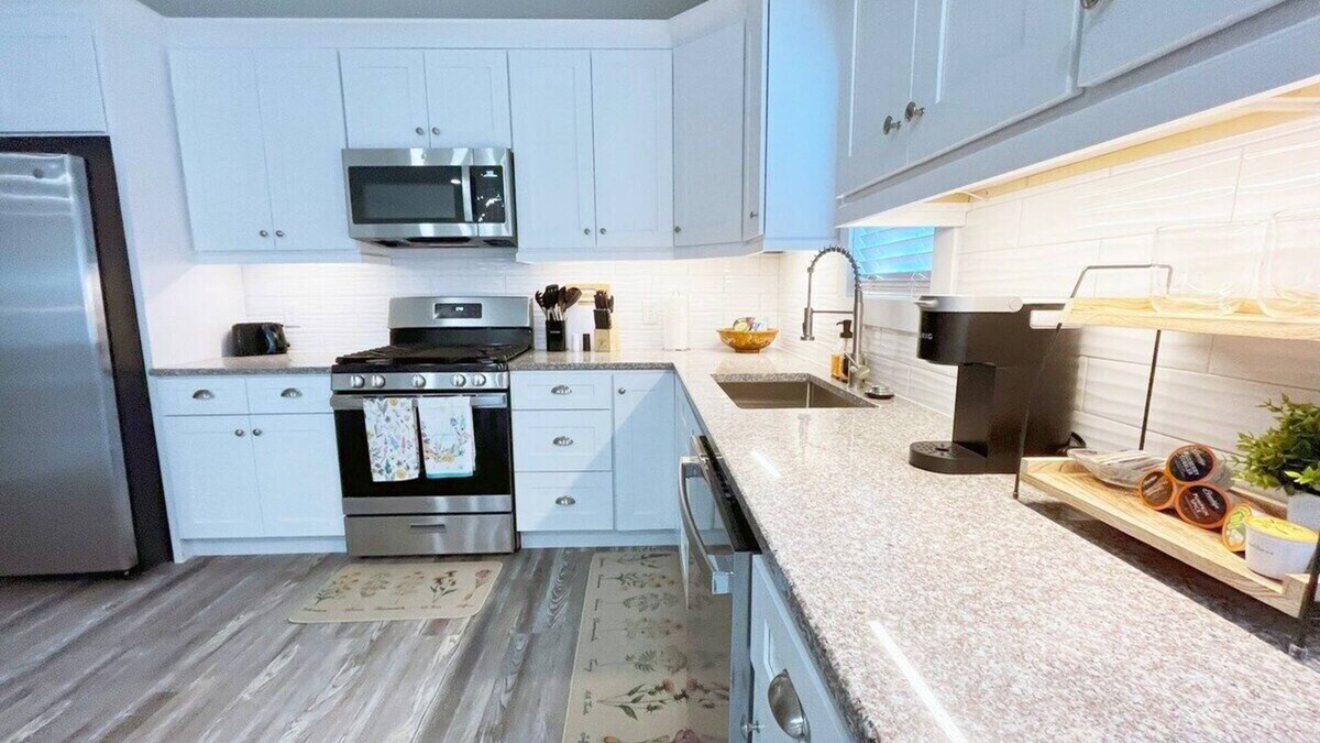 South Euclid House | Cozy New Build Entire Home - 5 Star Getaway