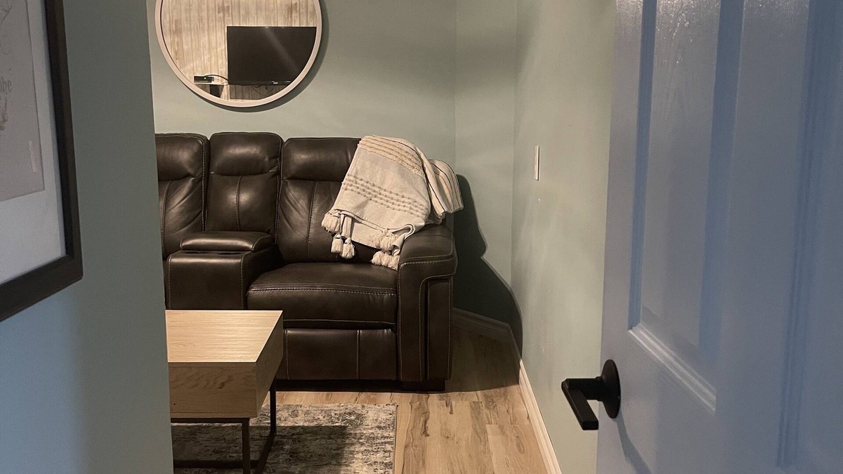 Sarnia House | Cozy new studio - 5 mins from Lake Huron beaches
