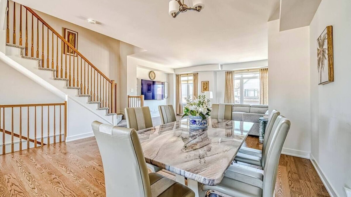 Chapel Hill South House | Cozy New Townhome Enclave. 18 minutes from Ottawa Downtown.