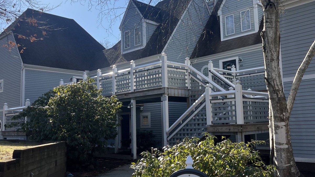 Norwich Villa | Cozy newly renovated condo, in Norwich, CT. 3 mins from Mohegan Sun Casino.