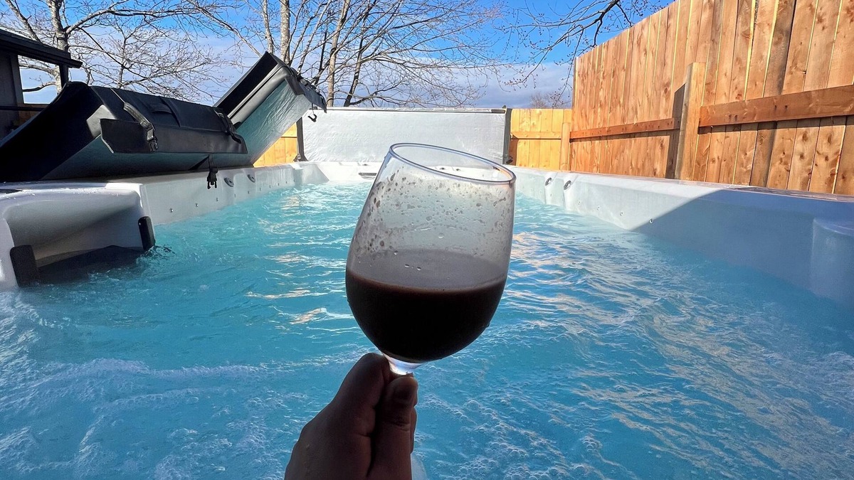 Riverview Cabin | Cozy, nordic guest house located in the heart of Riverview with swimspa.