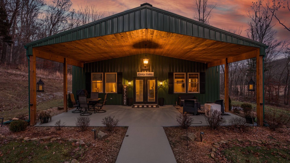 Gnaw Bone Cabin | Cozy Oaks Luxurious Barndominium in the woods, Heated Tile Floors, Hot Tub