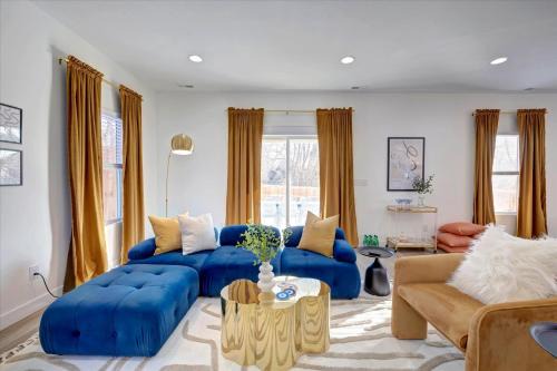 Bloomington House | Cozy Oasis Home IU 9min l Downtown 8min l 4beds l 2 1l2 bath