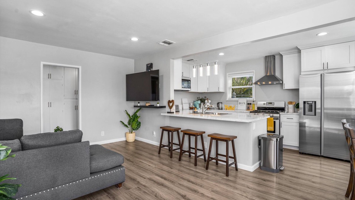 Santa Ana Heights House | Cozy OC Home - Near Disney, Beaches, Malls,.