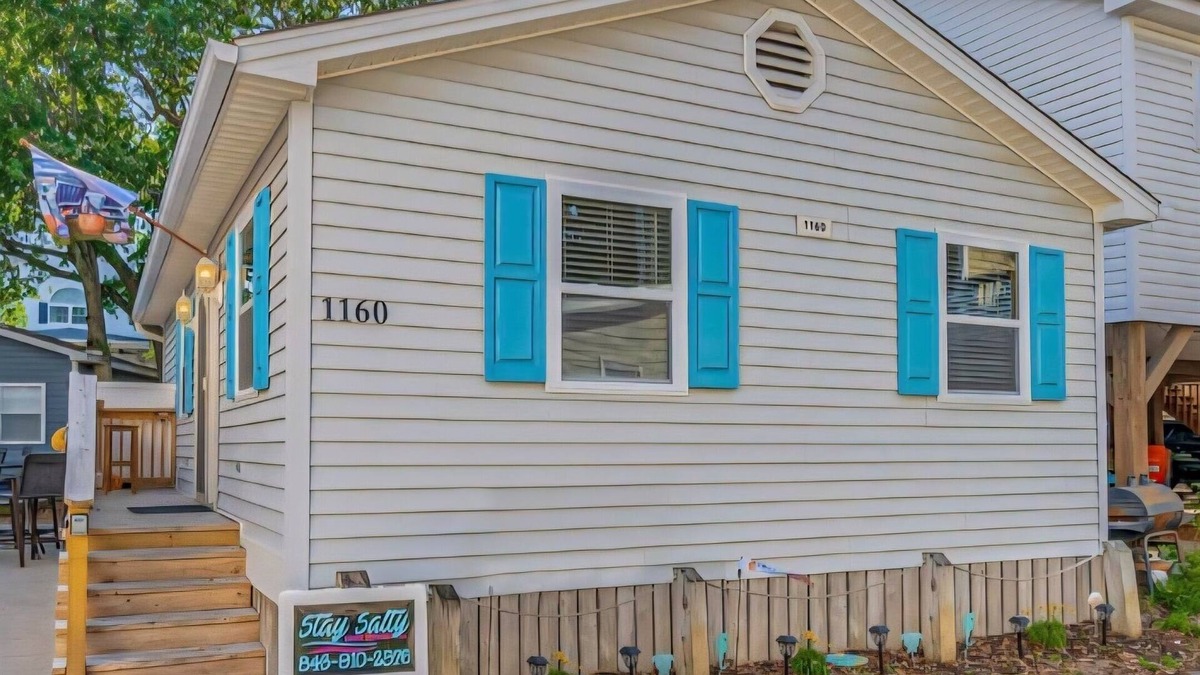 Surfside Beach House | Cozy Ocean Lakes home w/Golf cart!