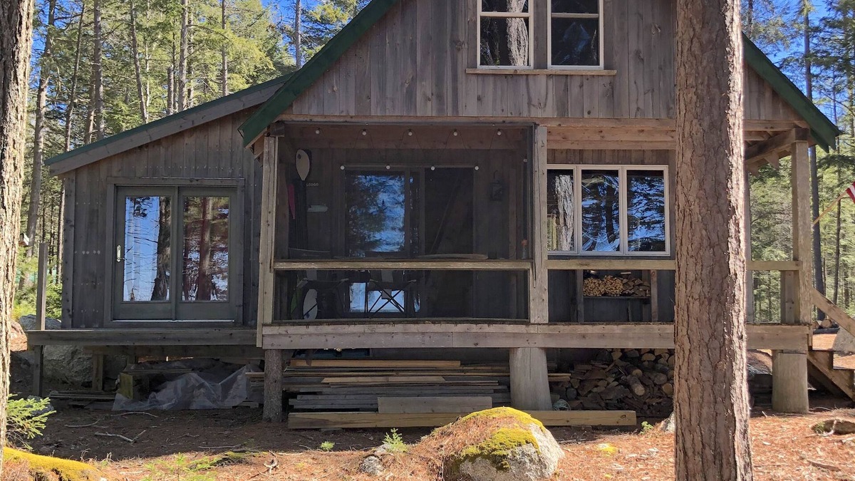 Aurora Cabin | Cozy, Off-Grid Camp on Spectacle Pond w/private water frontage!