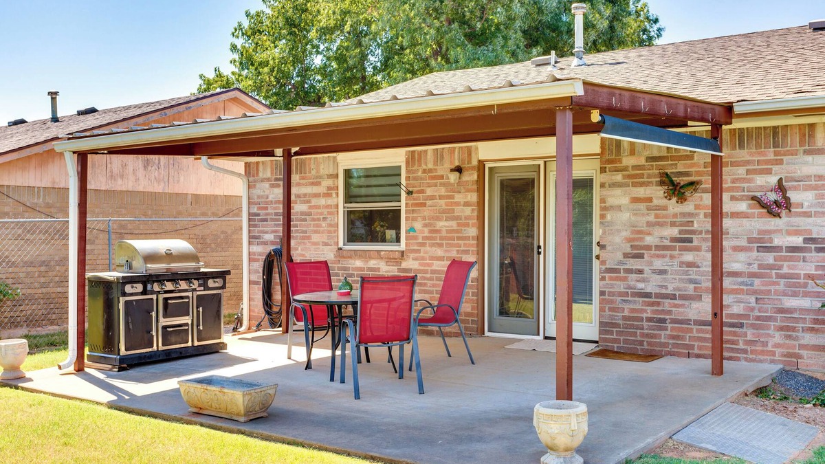 Mustang House | Cozy Oklahoma Retreat w/Covered Patio & Gas Grill