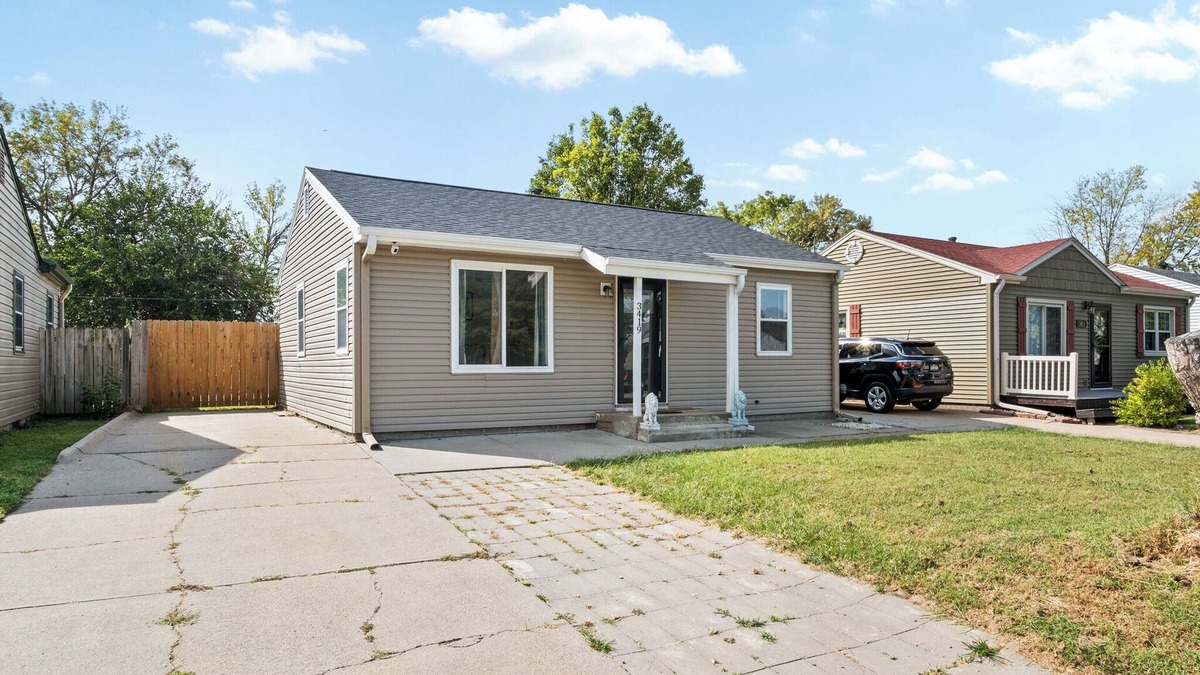 Council Bluffs House | Cozy Omaha/CB home near zoo, CWS, & downtown. Pets OK! Perfect getaway.
